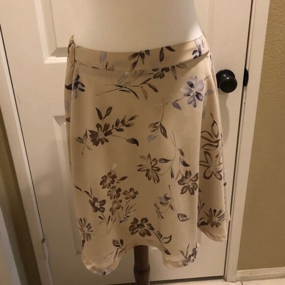 Cute Halo skirt in EUC - Picture 2 of 6
